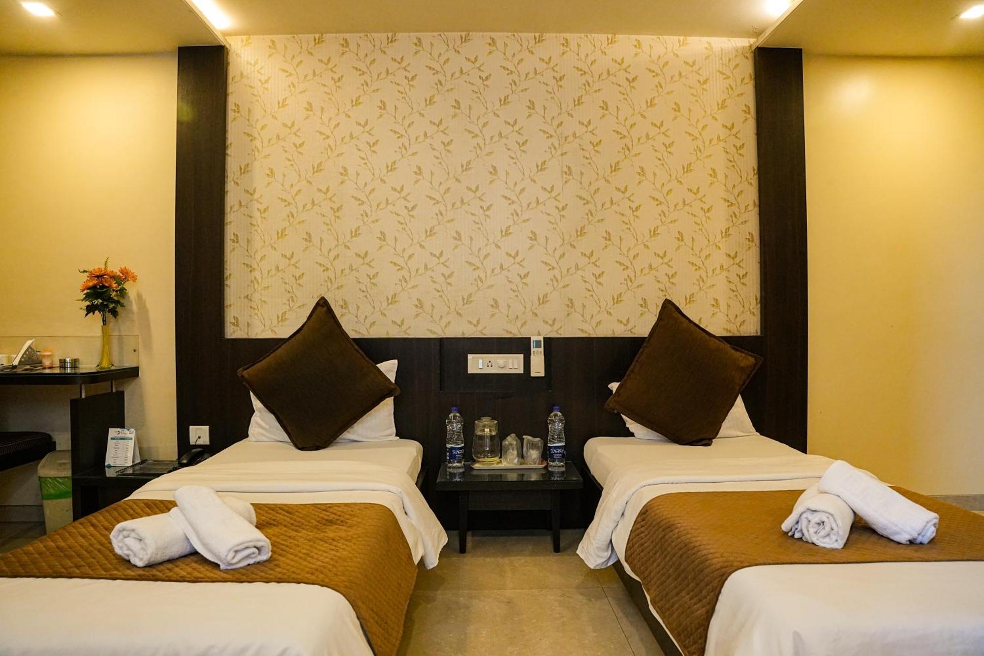 Hotel Viva Inn Yerandwane Eksteriør billede